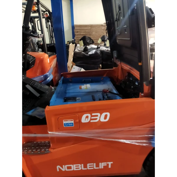 ...forklift electric cap 3 ton tinggi 3 m battery Lithium merk Noblelift berkwalitas
